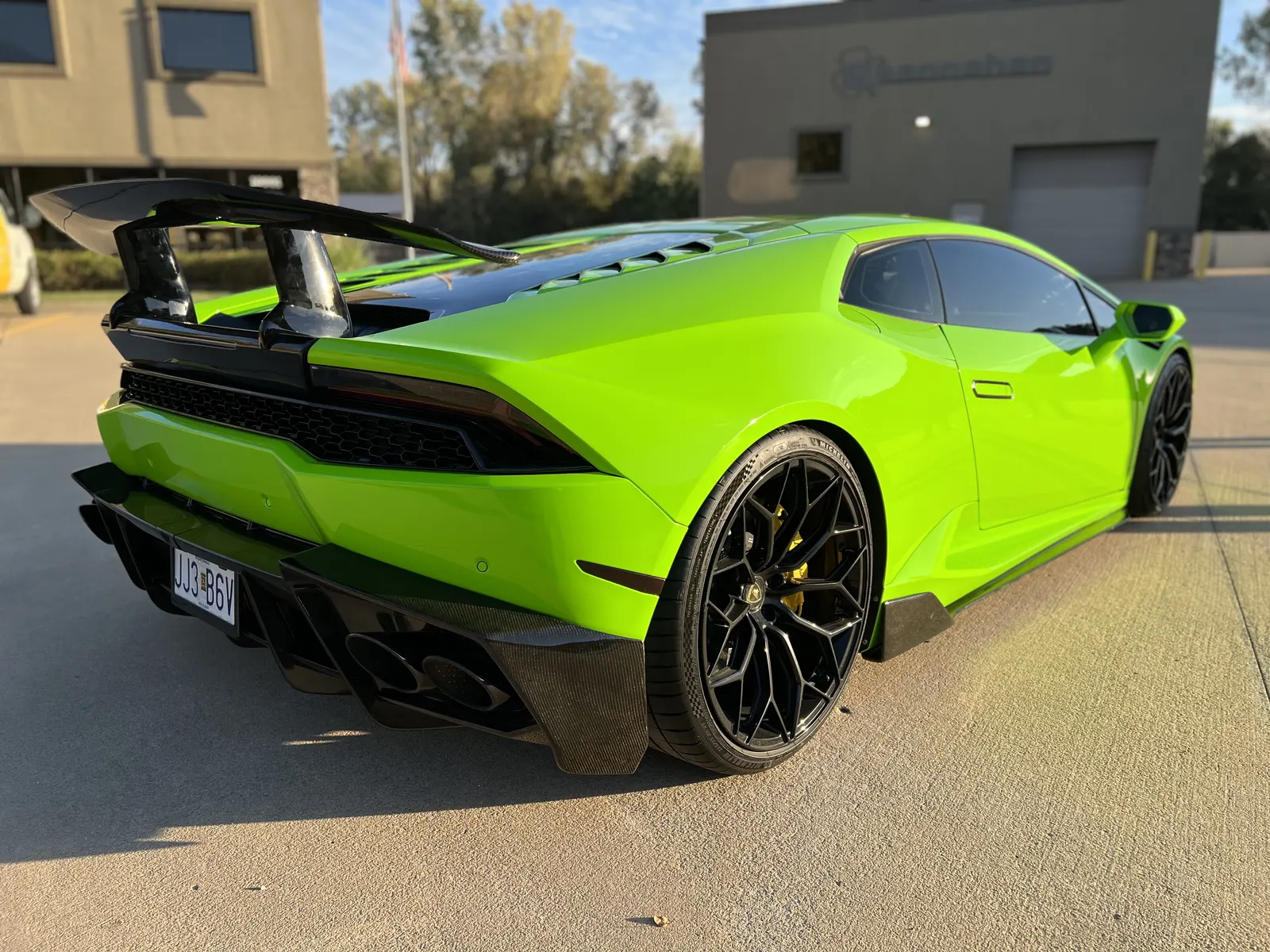 Gloss lime, rear quarter — Lamborghini Huracán