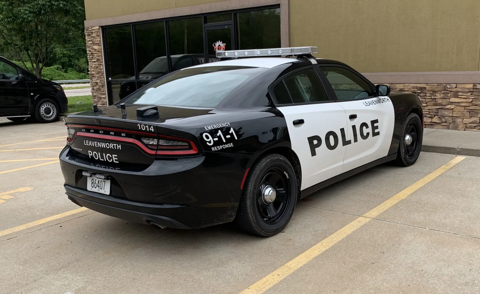 Black & white patrol graphics — Dodge Charger Pursuit